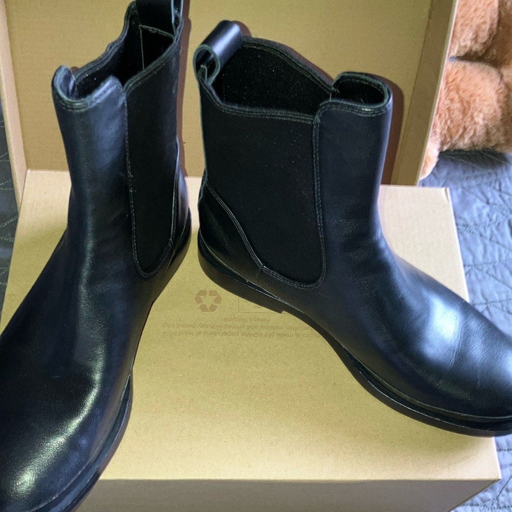 Vince Leather Chelsea boots